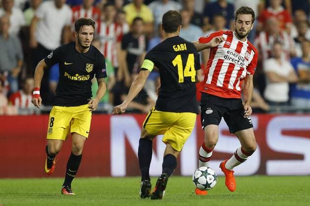 Fußball, CL, PSV Eindhoven - Atletico Madrid (l-r) Saul Niguez of Atletico Madrid, Gabi of Atletico Madrid,, Davy Propper of PSV Eindhovenduring the UEFA Champions League group D match between PSV Eindhoven and Atletico Madrid on September 13, 2016 at the Philips stadium in Eindhoven, The Netherlands. PSV v Atletico Madrid UEFA Champions League 2016 2017 xVIxxIVx 6210422