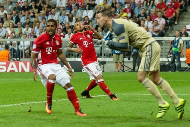 Munich, Germany 13.09.2016, UEFA Champions League - 2016 17 Season, Group D - Matchday 1, FC Bayern Muenchen - FK Rostov, Arturo Erasmo Vidal (FCB) kommt zu spaet ( DeFodi048