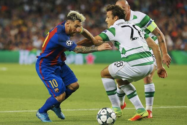 Fußball, CL, FC Barcelona - Celtic Glasgow FC Barcelona Barca Argentinian striker Lionel Messi (L) fights for the ball with Celtic Glasgow Danish defense Erik Sviatchenko during their UEFA Champions League 1st journey match at Camp Nou Stadium in Barcelona, Catalonia, Spain, 13 September 2016. FC BARCELONA VS. CELTIC GLASGOW !ACHTUNG: NUR REDAKTIONELLE NUTZUNG!  BCN001 20160913-636093989257809494