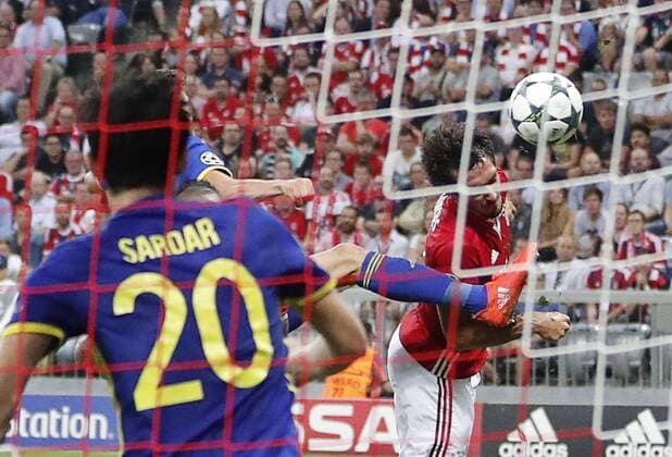 MEVUA tritt Mats HUMMELS, FCB 5 Verletzung, Verstauchung, Zerrung, Tape, Verband, Tapeverband, Wunde, Verletzung, Eis, Druckverband, Kompression, Kompressionsverband FC BAYERN MUENCHEN - FK ROSTOW Gruppnphase, Fussball UEFA Champions League, Muenchen, 13.09.2016 CL Saison 2016 2017