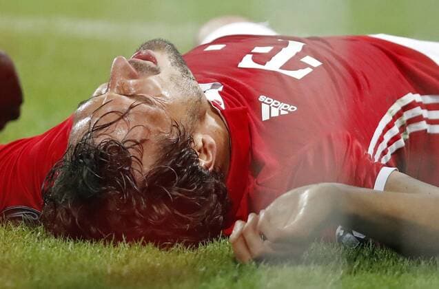 MEVUA tritt Mats HUMMELS, FCB 5 Verletzung, Verstauchung, Zerrung, Tape, Verband, Tapeverband, Wunde, Verletzung, Eis, Druckverband, Kompression, Kompressionsverband FC BAYERN MUENCHEN - FK ROSTOW Gruppnphase, Fussball UEFA Champions League, Muenchen, 13.09.2016 CL Saison 2016 2017