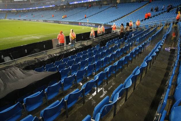 13.09.2016. The Etihad, Manchester, England. UEFA Champions League Football. Manchester City versus Borussia Monchengladbach. Scenes inside the Etihad as torrential rain before the kick off forces the game to be postponed. xAlanxMartinx  ActionPlus11788846