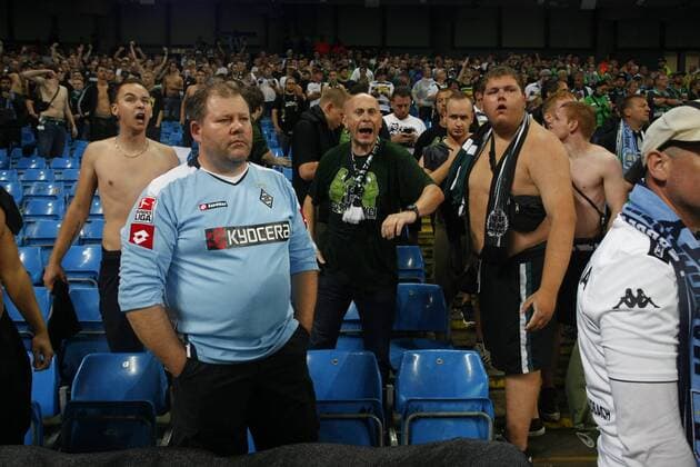 13.09.2016. The Etihad, Manchester, England. UEFA Champions League Football. Manchester City versus Borussia Monchengladbach. Scenes inside the Etihad as torrential rain before the kick off forces the game to be abandoned. Borussia Monchengladbach fans vent their frustration after the decision to postpone was announced. xAlanxMartinx  ActionPlus11788853
