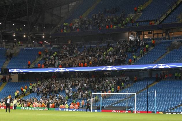 13.09.2016. The Etihad, Manchester, England. UEFA Champions League Football. Manchester City versus Borussia Monchengladbach. Scenes inside the Etihad as torrential rain before the kick off forces the game to be abandoned. Rain soaked Borussia Monchengladbach fans sing after the match was postponed. xAlanxMartinx  ActionPlus11788854