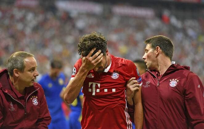 13.09.2016, Fussball Champions-League 2016 2017, Vorrunde 1.Spieltag, FC Bayern München - FK Rostow, in der Allianzarena München. Mats Hummels (mitte, Bayern München) wurde im Gesicht getroffen bei einem Zweikampf. 
