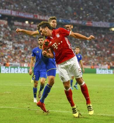 13.09.2016, Fussball Champions-League 2016 2017, Vorrunde 1.Spieltag, FC Bayern München - FK Rostow, in der Allianzarena München. Miha Mevlja (FC Rostov) trifft Mats Hummels (re, Bayern München) mit dem Schuh im Gesicht. 