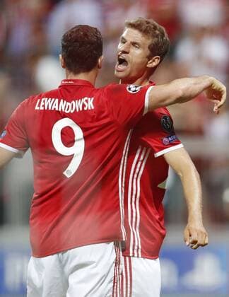 Thomas MUELLER, MÜLLER, FCB 25 Torjubel, Jubel nach dem Tor zum 2-0 mit Robert LEWANDOWSKI, FCB 9 FC BAYERN MUENCHEN - FK ROSTOW Gruppnphase, Fussball UEFA Champions League, Muenchen, 13.09.2016 CL Saison 2016 2017