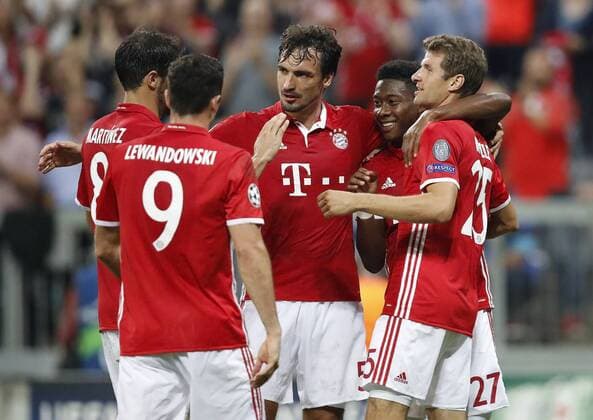 Thomas MUELLER, MÜLLER, FCB 25 Torjubel, Jubel nach dem Tor zum 2-0 mit Robert LEWANDOWSKI, FCB 9 Mats HUMMELS, FCB 5 David ALABA, FCB 27 FC BAYERN MUENCHEN - FK ROSTOW Gruppnphase, Fussball UEFA Champions League, Muenchen, 13.09.2016 CL Saison 2016 2017