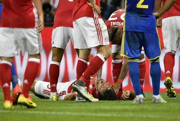Mats Hummels FC Bayern München nach Zusammenprall kurzzeitig verketzt am Boden Champions League CL Gruppenphase FC Bayern München FCB vs FC FK Rostow Rostov 13.09.2016