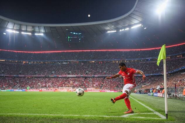 FUSSBALL CHAMPIONS LEAGUE SAISON 2016 2017 GRUPPENPHASE FC Bayern Muenchen - FK Rostow 13.09.2016 Douglas Costa (FC Bayern Muenchen) fuehrt in der Allianz Arena einen Eckball aus 