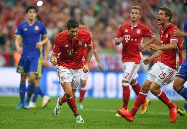FUSSBALL CHAMPIONS LEAGUE SAISON 2016 2017 GRUPPENPHASE FC Bayern Muenchen - FK Rostow 13.09.2016 Robert Lewandowski (li, FC Bayern Muenchen) bejubelt seinen Treffer zum 1:0. Rechts: Thomas Mueller (FC Bayern Muenchen) 
