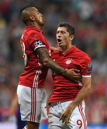 FUSSBALL CHAMPIONS LEAGUE SAISON 2016 2017 GRUPPENPHASE FC Bayern Muenchen - FK Rostow 13.09.2016 Robert Lewandowski bejubelt seinen Treffer zum 1:0 mit Arturo Vidal (li, beide FC Bayern Muenchen) 