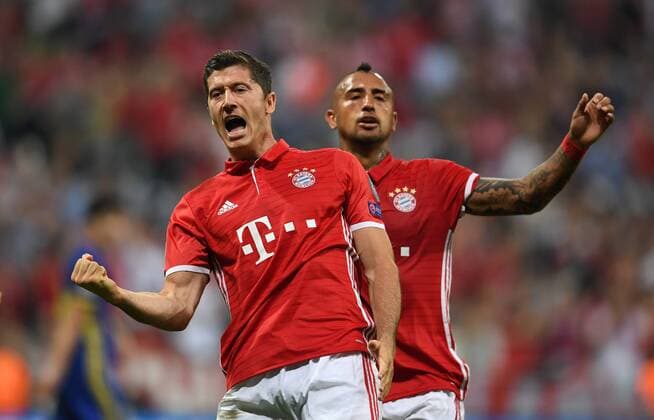 FUSSBALL CHAMPIONS LEAGUE SAISON 2016 2017 GRUPPENPHASE FC Bayern Muenchen - FK Rostow 13.09.2016 Robert Lewandowski (vorn) bejubelt seinen Treffer zum 1:0 mit Arturo Vidal (hinten, beide FC Bayern Muenchen) 