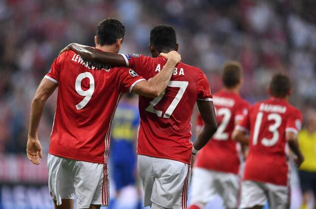 FUSSBALL CHAMPIONS LEAGUE SAISON 2016 2017 GRUPPENPHASE FC Bayern Muenchen - FK Rostow 13.09.2016 Robert Lewandowski (li) bejubelt seinen Treffer zum 1:0 mit David Alaba (re, beide FC Bayern Muenchen) 