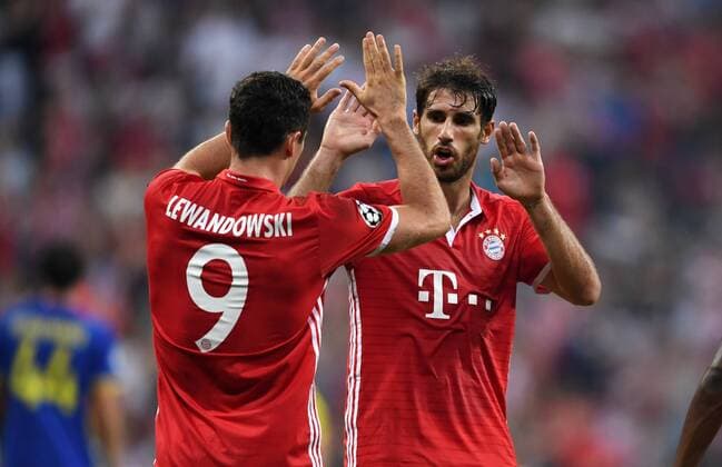 FUSSBALL CHAMPIONS LEAGUE SAISON 2016 2017 GRUPPENPHASE FC Bayern Muenchen - FK Rostow 13.09.2016 Robert Lewandowski (li) bejubelt seinen Treffer zum 1:0 mit Javi Martinez (re, beide FC Bayern Muenchen) 