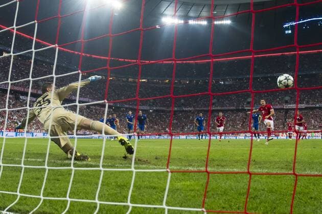 Bilder des Tages - SPORT GER, CL Gruppe D, FC Bayern Muenchen (GER) vs FC Rostow (RUS) 13.09.2016, Allianz Arena, Muenchen, GER, CL Gruppe D, FC Bayern Muenchen (GER) vs FC Rostow (RUS) , im Bild Tor zum 1-0 durch Robert Lewandowski (FCB 9) mit Soslan Dzhanaev (Rostov 35) Foto © nordphoto Straubmeier nordphotox xStraubmeier