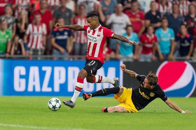 Fußball, CL, PSV Eindhoven - Atletico Madrid Eindhoven, Netherlands 13.09.2016, UEFA Champions League - 2016 17 Season, Group D - Matchday 1, PSV Eindhoven - Club Atletico de Madrid, Luciano Narsingh (PSV) gegen Jose Gimenez (Atletico Madrid) ( DeFodi001