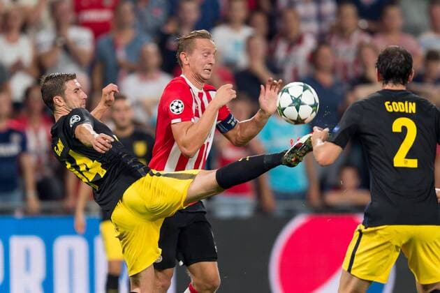 Fußball, CL, PSV Eindhoven - Atletico Madrid Eindhoven, Netherlands 13.09.2016, UEFA Champions League - 2016 17 Season, Group D - Matchday 1, PSV Eindhoven - Club Atletico de Madrid, Gabi (Atletico Madrid) gegen Luuk de Jong (PSV) ( DeFodi001