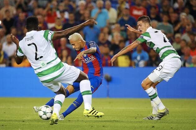 Fußball, CL, FC Barcelona - Celtic Glasgow FC Barcelona Barca Brazilian striker Neymar (C) fights for the ball with Celtic Glasgow players Ivory Kolo Toure (L) and Swedish Mikael Lustig during their UEFA Champions League 1st journey match at Camp Nou Stadium in Barcelona, Catalonia, Spain, 13 September 2016. FC BARCELONA VS. CELTIC GLASGOW !ACHTUNG: NUR REDAKTIONELLE NUTZUNG!  BCN001 20160913-636093999692832903