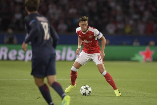Fußball, CL, Paris St. Germain - FC Arsenal Mesut Ozil ( Arsenal ) - Fussball, Champions League, Paris Saint Germain PSG vs. Arsenal FC - 13 09 2016 FedericoPestellini Panoramic 