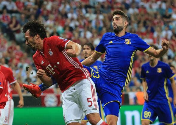 Bilder des Tages - SPORT 13.09.2016, CL, FC Bayern vs FK Rostow, Allianz Arena Muenchen Fussball, im Bild: Mats Hummels (FCB) wird von Miha Mevlja (Rostow) im Gesischt getroffen