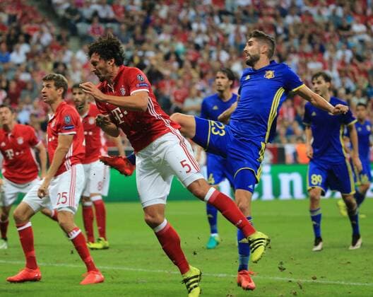13.09.2016, CL, FC Bayern vs FK Rostow, Allianz Arena Muenchen Fussball, im Bild: Mats Hummels (FCB) wird von Miha Mevlja (Rostow) im Gesischt getroffen