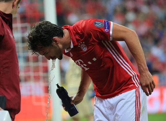 13.09.2016, CL, FC Bayern vs FK Rostow, Allianz Arena Muenchen Fussball, im Bild: Mats Hummels (FCB) wird von Miha Mevlja (Rostow) im Gesischt getroffen