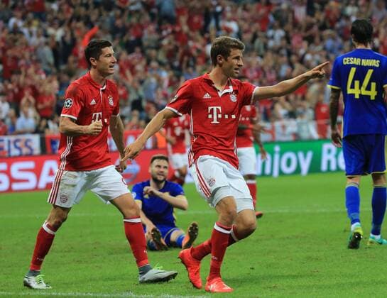 13.09.2016, CL, FC Bayern vs FK Rostow, Allianz Arena Muenchen Fussball, im Bild: Jubel zum 2:0 Robert Lewandowski (FCB) und Torschuetze Thomas Mueller (FCB)