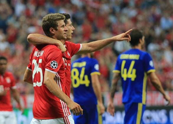 13.09.2016, CL, FC Bayern vs FK Rostow, Allianz Arena Muenchen Fussball, im Bild: Jubel zum 2:0 Robert Lewandowski (FCB) und Torschuetze Thomas Mueller (FCB)