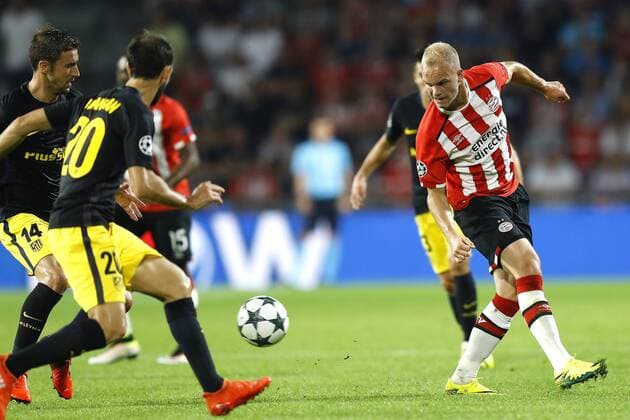 (l-r) JuanFran of Atletico Madrid, Jorrit Hendrix of PSV Eindhovenduring the UEFA Champions League group D match between PSV Eindhoven and Atletico Madrid on September 13, 2016 at the Philips stadium in Eindhoven, The Netherlands. PSV v Atletico Madrid UEFA Champions League 2016 2017 xVIxxIVx 6210735