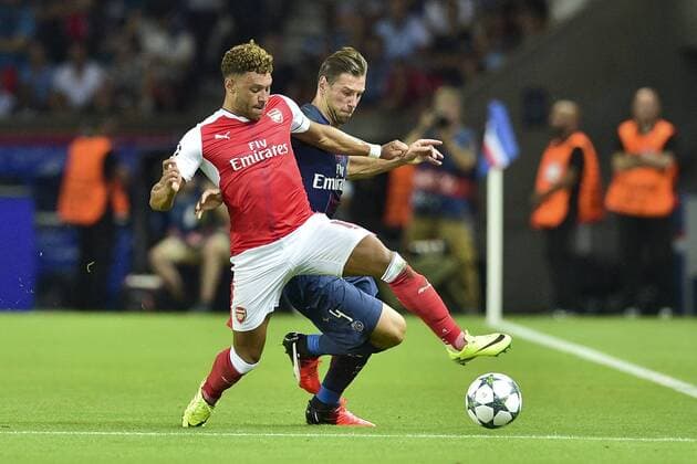 Fußball, CL, Paris St. Germain - FC Arsenal KRYCHOWIAK Grzegorz (PSG) vs Alex Oxlade Chamberlain (Arsenal) - Fussball, Champions League, Paris Saint Germain PSG vs. Arsenal FC - 13 09 2016 JBAutissier Panoramic 