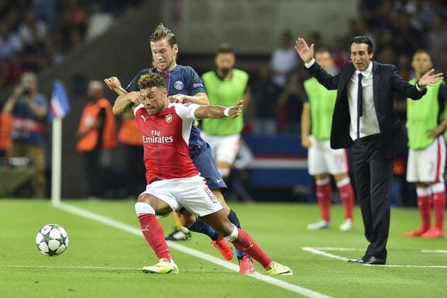 Fußball, CL, Paris St. Germain - FC Arsenal KRYCHOWIAK Grzegorz (PSG) vs Alex Oxlade Chamberlain (Arsenal) - Fussball, Champions League, Paris Saint Germain PSG vs. Arsenal FC - 13 09 2016 JBAutissier Panoramic 