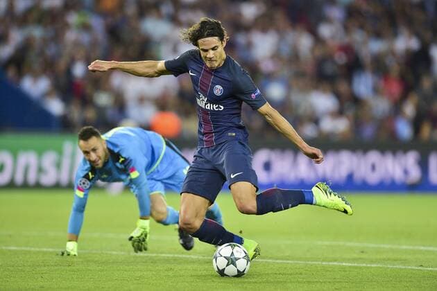 Fußball, CL, Paris St. Germain - FC Arsenal CAVANI Edinson (PSG) vs David Ospina (Arsenal) - Fussball, Champions League, Paris Saint Germain PSG vs. Arsenal FC - 13 09 2016 JBAutissier Panoramic 