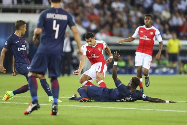 Fußball, CL, Paris St. Germain - FC Arsenal Alexis (Arsenal) vs Serge Aurier (PSG) - Fussball, Champions League, Paris Saint Germain PSG vs. Arsenal FC - 13 09 2016 GwendolineLeGoff Panoramic 