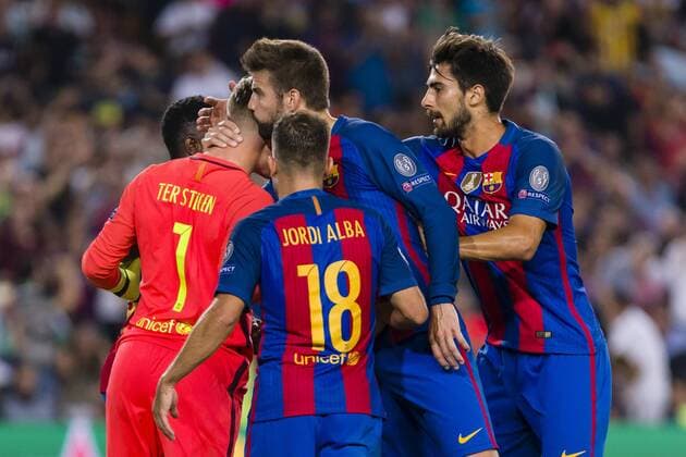 Fußball, CL, FC Barcelona - Celtic Glasgow SPAIN - 13th Sep: Pique congratulates Ter Stegen during the UEFA Champions League round of 1 of group stage match between FC Barcelona Barca - Celtic FC, played at Camp Nou Stadium on 13th Sep 2016 in Barcelona, Spain.  xMikelxTriguerosx xSPAINxx-xFCxBarcelonax-xCelticxFCx-xChampionsxLeaguex-x2016 17x