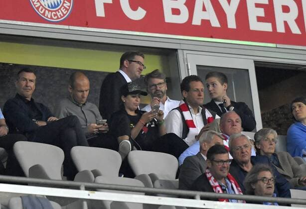 13.09.2016, Fussball Champions-League 2016 2017, Vorrunde 1.Spieltag, FC Bayern München - FK Rostow, in der Allianzarena München. VIP-Tribüne, li oben: Arjen Robben (FC Bayern München), neben Wahiba Ribery, re: Uli Hoeness (Bayern). 