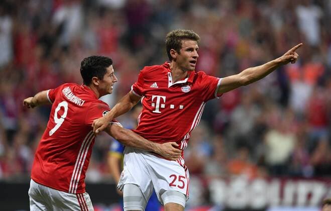 FUSSBALL CHAMPIONS LEAGUE SAISON 2016 2017 GRUPPENPHASE FC Bayern Muenchen - FK Rostow 13.09.2016 Thomas Mueller (re) bejubelt seinen Treffer zum 2:0 mit Robert Lewandowski (li, beide FC Bayern Muenchen) 