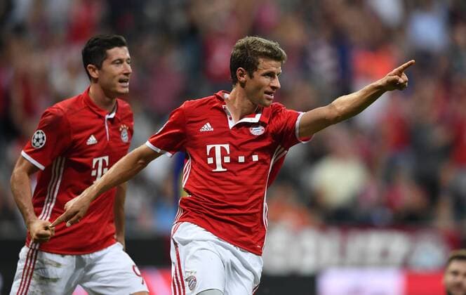 FUSSBALL CHAMPIONS LEAGUE SAISON 2016 2017 GRUPPENPHASE FC Bayern Muenchen - FK Rostow 13.09.2016 Thomas Mueller (re) bejubelt seinen Treffer zum 2:0 mit Robert Lewandowski (li, beide FC Bayern Muenchen) 