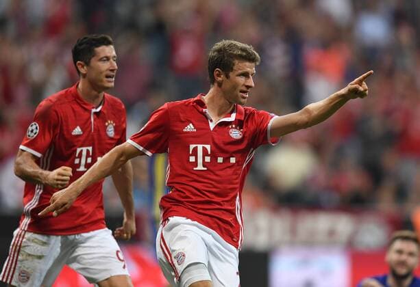 FUSSBALL CHAMPIONS LEAGUE SAISON 2016 2017 GRUPPENPHASE FC Bayern Muenchen - FK Rostow 13.09.2016 Thomas Mueller (re) bejubelt seinen Treffer zum 2:0 mit Robert Lewandowski (li, beide FC Bayern Muenchen) 