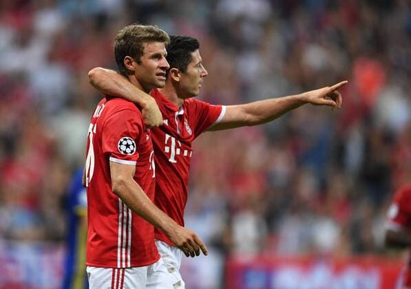 FUSSBALL CHAMPIONS LEAGUE SAISON 2016 2017 GRUPPENPHASE FC Bayern Muenchen - FK Rostow 13.09.2016 Thomas Mueller (li) bejubelt seinen Treffer zum 2:0 mit Robert Lewandowski (re, beide FC Bayern Muenchen) 