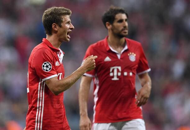 FUSSBALL CHAMPIONS LEAGUE SAISON 2016 2017 GRUPPENPHASE FC Bayern Muenchen - FK Rostow 13.09.2016 Thomas Mueller (li) bejubelt seinen Treffer zum 2:0 mit Javi Martinez (re, beide FC Bayern Muenchen) 