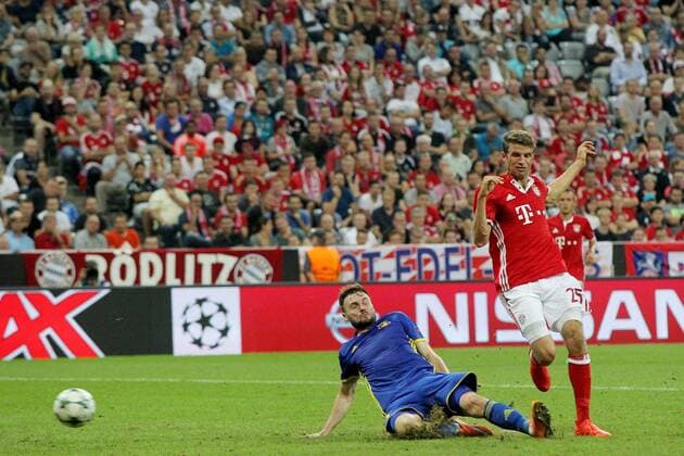 Vladimir Granat ( FC Rostov ) rechts Thomas Mueller (FC Bayern Muenchen) erzielt das 2:0, FC Bayern Muenchen vs. FC Rostov, Fussball, Champions League, Gruppenphase, 13.09.2016, Muenchen Copyright: xLangerx xEibner-Pressefotox EP_HLR