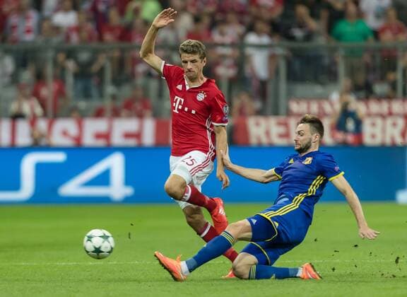 Munich, Germany 13.09.2016, UEFA Champions League - 2016 17 Season, Group D - Matchday 1, FC Bayern Muenchen - FK Rostov, Vladimir Granat gegen Thomas Mueller (FCB) ( DeFodi048