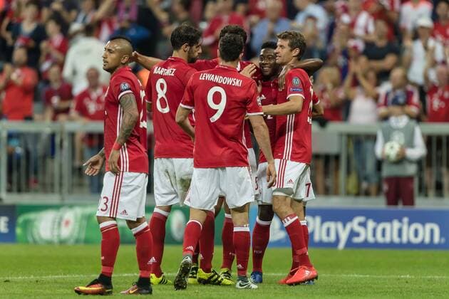 Munich, Germany 13.09.2016, UEFA Champions League - 2016 17 Season, Group D - Matchday 1, FC Bayern Muenchen - FK Rostov, Jubel um den Torschuetzen zum 2:0 Thomas Mueller (FCB) ( DeFodi048