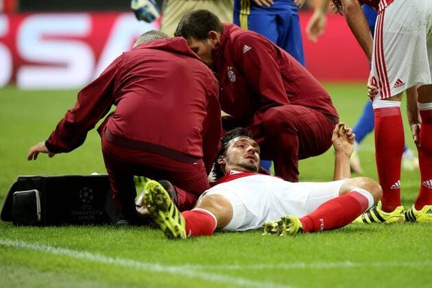 Fußball, CL, Bayern München - FK Rostow Mats Hummels (FC Bayern Muenchen) muss leicht benommen behandelt werden, FC Bayern Muenchen vs. FC Rostov, Fussball, Champions League, Gruppenphase, 13.09.2016, Muenchen Copyright: xLangerx xEibner-Pressefotox EP_HLR