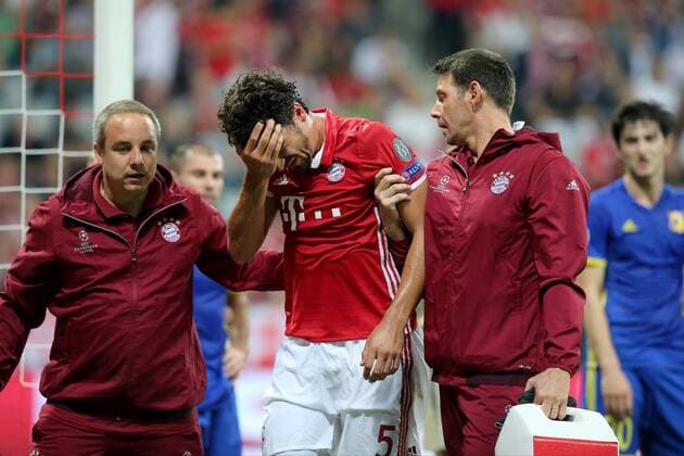 Fußball, CL, Bayern München - FK Rostow Mats Hummels (FC Bayern Muenchen) muss leicht benommen behandelt werden, FC Bayern Muenchen vs. FC Rostov, Fussball, Champions League, Gruppenphase, 13.09.2016, Muenchen Copyright: xLangerx xEibner-Pressefotox EP_HLR