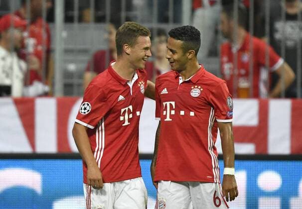 TOR zum 4:0 durch Joshua Kimmich FC Bayern München per Kopfball Torjubel (links) mit Thiago Alcantara FC Bayern München Champions League CL Gruppenphase FC Bayern München FCB vs FC FK Rostow Rostov 13.09.2016