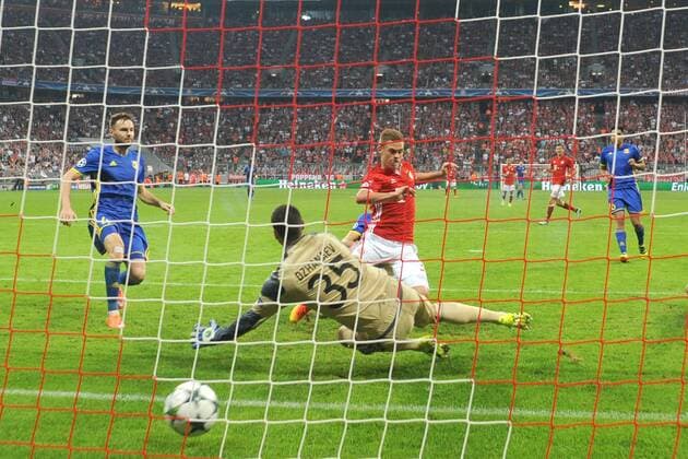 Tor zum 3-0 durch Joshua KIMMICH (Bayern Muenchen),Aktion,Torschuss,Hintertorkamera,Hintertorperspektive gegen Torwart Soslan DZHANAEV (Rostow).Hintertorkamera,Hintertorperspektive. FC Bayern Muenchen-FK Rostow, Fussball Champions League Gruppenphase am 13.09.2016. A L L I A N Z A R E N A.