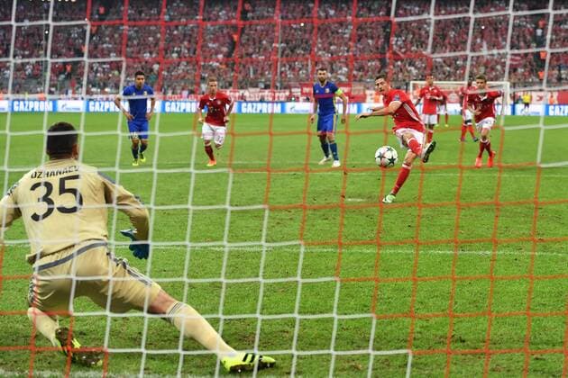 Robert LEWANDOWSKI (Bayern Muenchen) schiesst per Elfmeter,STrafstoss das Tor zum 1-0 gegen Torwart Sloslan DZHANAEV (Rostow),Aktion,Torschuss,Hintertorkamera,Hintertorperspektive. FC Bayern Muenchen-FK Rostow, Fussball Champions League Gruppenphase am 13.09.2016. A L L I A N Z A R E N A.