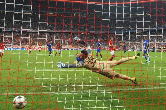 Thomas MUELLER (MÜLLER,Bayern Muenchen) schiesst das Tor zum 2-0 gegen Torwart Sloslan DZHANAEV (Rostow),Aktion,Torschuss,Hintertorkamera,Hintertorperspektive. FC Bayern Muenchen-FK Rostow, Fussball Champions League Gruppenphase am 13.09.2016. A L L I A N Z A R E N A.